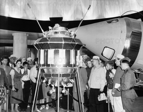 A model of the soviet lunar probe, luna 3 on display at the ussr economic achievements exhibition at the ussr academy of sciences in moscow, ussr, 1960.
