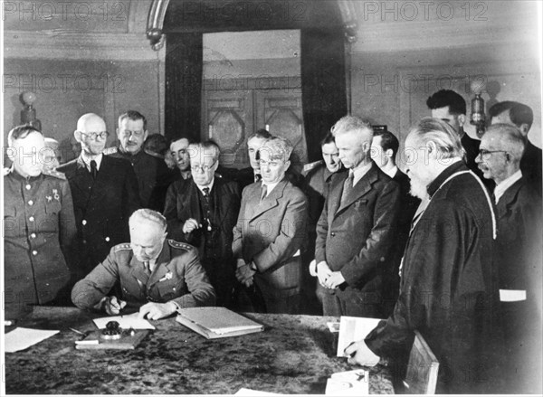 General ludovic svoboda, commander of the czechoslovak troops in the ussr, signs the message to the oppressed slavs of europe during world war ll.