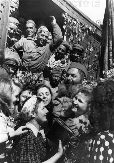 World war 2, returning soviet soldiers being greeted at the rzhev railway station, ussr, 1945.
