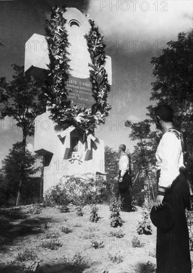 Soviet sailors paying their respects at the monument to russian soldiers killed during the defense of the russian fortress at port arthur in 1904 during the russo-japanese war, the picture was taken in 1945, just following the japanese surrender of port arthur.
