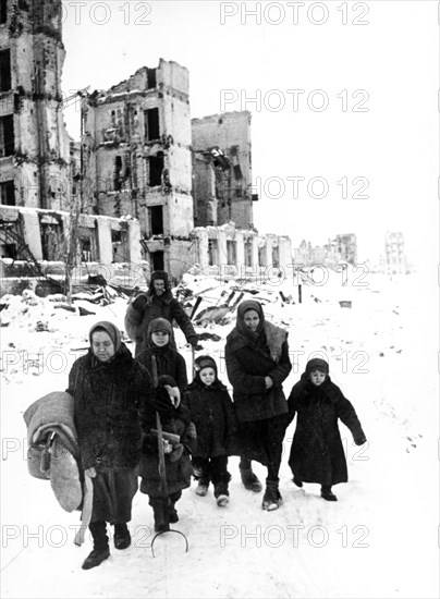 Stalingraders return to their destroyed homes in 1943.