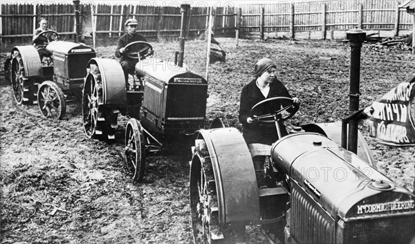 Bejetzk district, moscow province, bejetzk machine and tractor station that serves collective farms by renting them machinery and giving advice on crops, (late 1920s/early 1930s) .