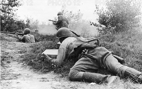 The western front, ammunition being delivered to the trenches during an engagement, sep, 1942.