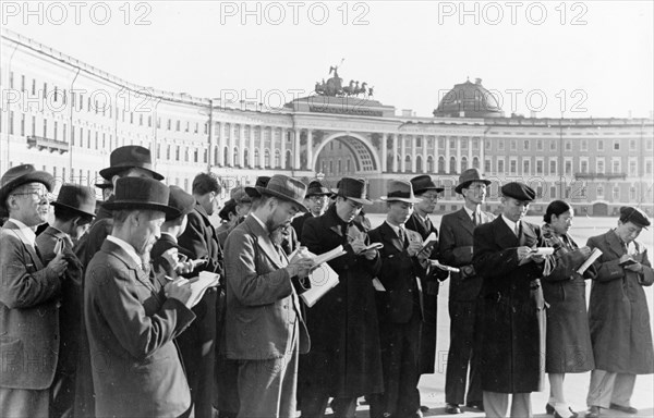 A delegation of representatives of cultural and public organizations of north korea, headed by writer li gi en, president of the korean society for cultural relations with the ussr, arrived in leningrad on sepember 25, 1946.