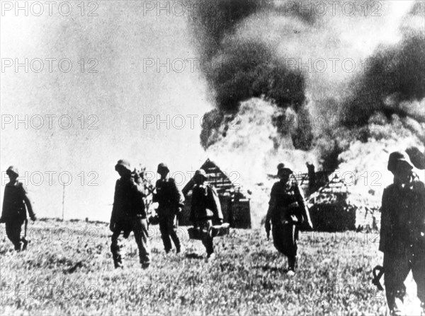 German soldiers burn villages near pskov, 1941.