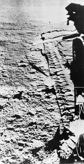Luna 17 mission, tracks left on the surface of the moon by soviet remote-controlled lunar rover, lunokhod 1 on december 9, 1970.