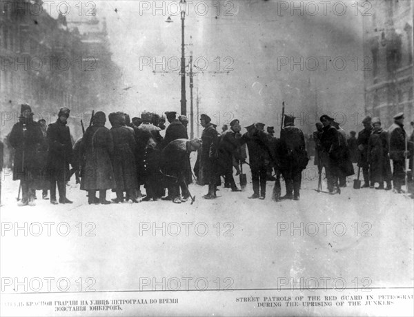 Petrograd, russia 1917 a red guard patrol on the streets of the city during the junkers mutiny, october 29, 1917.