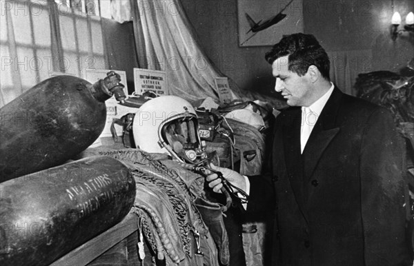 U2 spy plane pilot francis gary powers poses with his flight helmet at at exhibition of of u2 plane wreckage and other evidence related  to his moscow trial, ussr, 1960.