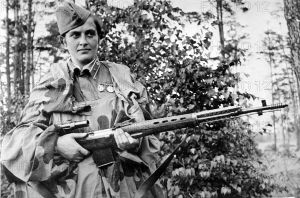 Lyudmila pavlichenko, famous 26 year old russian guerrilla sniper who has killed 309 germans, for which she was made a senior lieutenant and given the order of lenin, a former historian, she participated in the defense of odessa and of sevastopol where she remained until the last, she has been wounded four times.