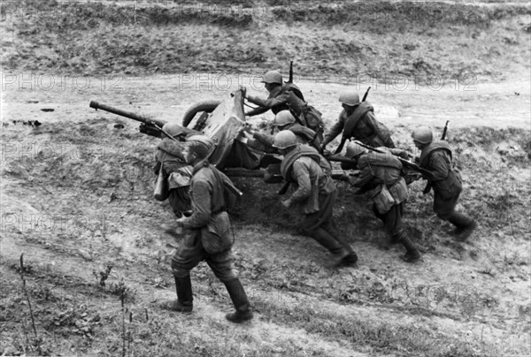 An anti-tank gun being pulled to a firing line in the nothern caucasus, 1942.