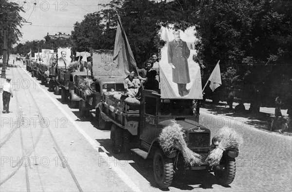 Collective farmers of the odessa region riding to the state elevators with a load of newly harvested grain, ussr, august 1947.