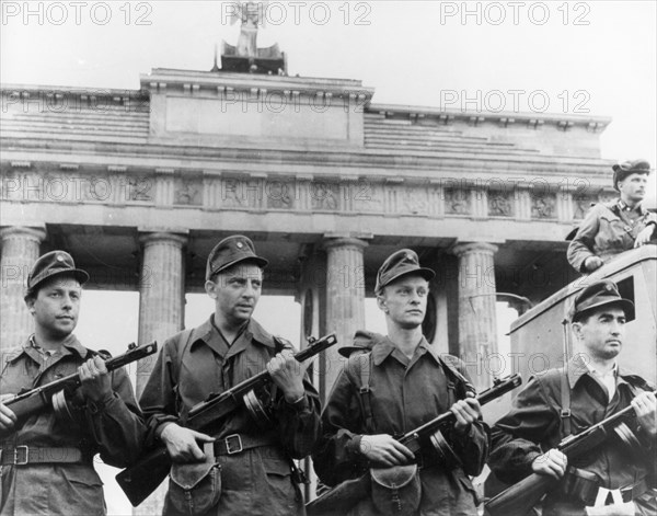 Berlin workers militia protecting the gdr state border to west berlin at the brandenburg gate, august 13, 1961.