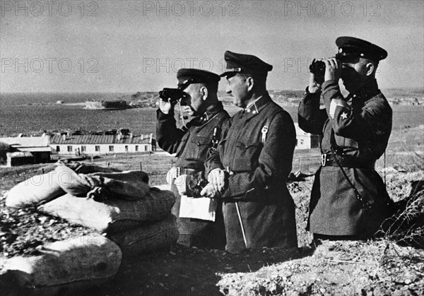 World war 2, siege of sevastopol, general petrov (2nd from left) commander of the maritime army at sevastopol, inspecting the defense lines during the siege of he city by the germans when the soviet troops held out for 250 days after the remainder of the crimea had been invaded by the germans, 1942.