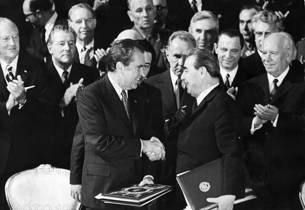 Us president richard m, nixon shaking hands with the general secretary of the cpsu central committee, leonid brezhnev after signing the strategic arms limitation treaty (salt 1) at the kremlin on may 26, 1972, moscow, ussr.