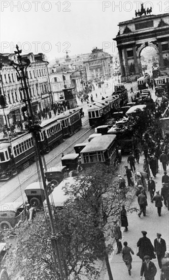 The arch of triumph on kutuzovskiy prospect in moscow, 1932.