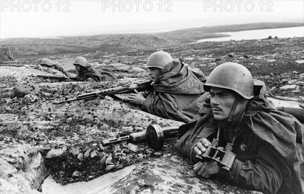 Soviet marines of the northern fleet at a forward defensive line, november 1942.