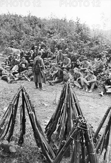 World war 2, commander of a russian partisan detachment explaining a mission to his men, september 1941.