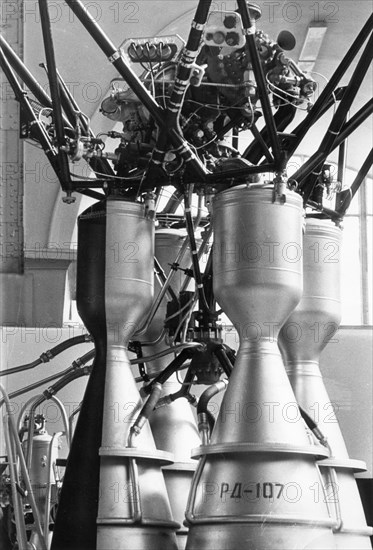 A rd-107 rocket booster engine on display at the cosmos pavillion of the ussr exhibition of economic achievement (vdnkh) in moscow, 1967.