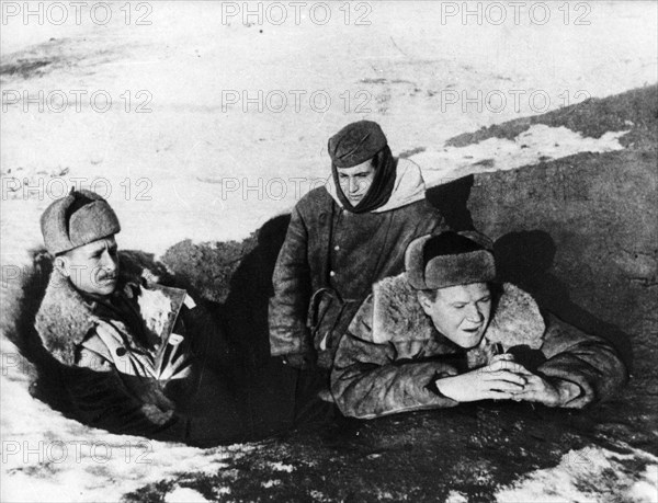 Walter ulbricht (left) and erich weinert (right) talk to german soldiers on the front line facing stalingrad during world war 2.