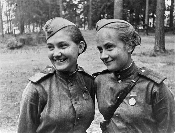 World war 2, senior sergeants v, mityoshina and n, zalko, former students of the moscow state theatrical institute have been at the front from the first days of the war, they have been awarded the medal 'for military services' for bravery and courage.