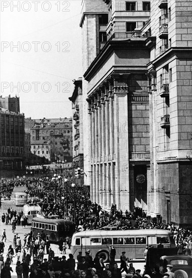 Street scene with moscow hotel on the right, moscow, 1930s.