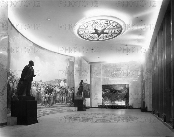 The entrance hall of the ussr pavillion at the 1939 world's fair in new york.