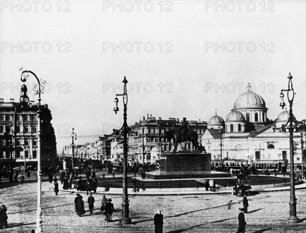 Monument to alexander lli in znamenskaya square in st, petersburg, russia, 1907.