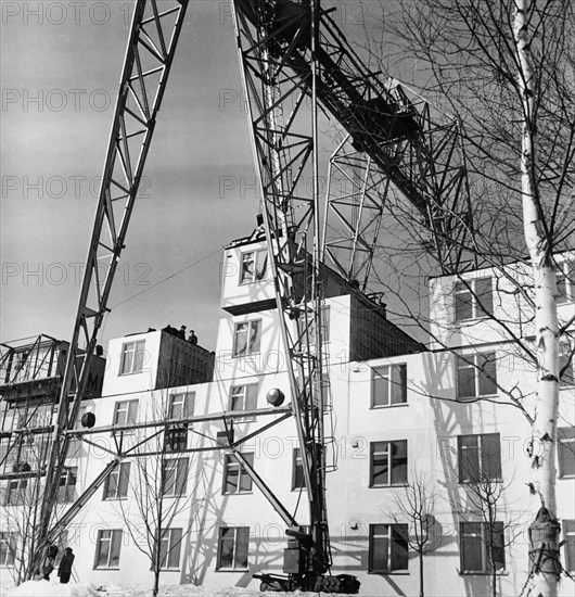 Construction of an experimental five-story apartment building in novoye cheryomushki, moscow using prefabricated sections, 1962.