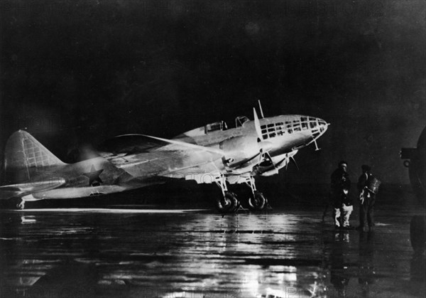 An ilyushin-41 (il-4) soviet twin-engined medium bomber, 1940s.