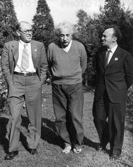 Poet itzik feffer and solomon mikhoels of the moscow state jewish theater, meeting with albert einstein who is to chair a jewish anti-fascist committee event in new york, the largest pro-soviet rally ever held in the united states, july 1943, during their fund-raising trip to the united states in 1943.