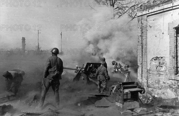 World war 2, battle of stalingrad, a soviet artillery crew firing at the enemy, november 1942.