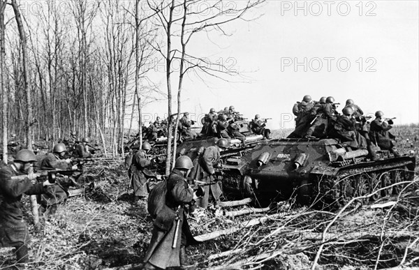 World war 2, red army infantry attacking german positions on the southwestern front, using t-34 (model 41) tanks for cover.