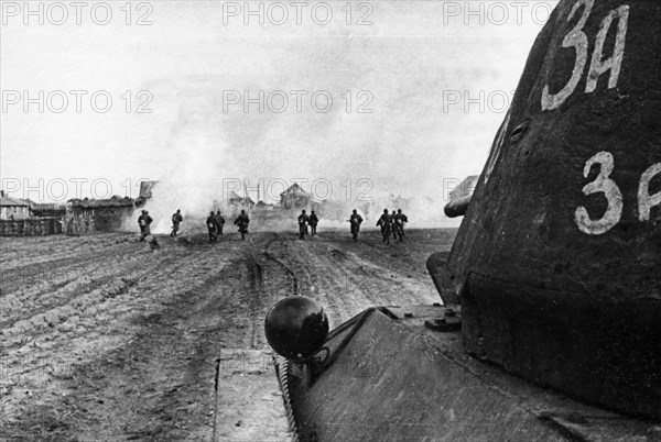 Battle of stalingrad, soviet t-34 tanks and infantry dislodging germans from a village in the stalingrad area, november 1942.