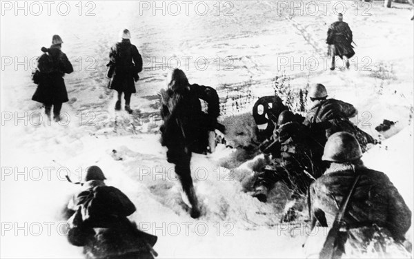 Battle of moscow, 1941, red army soldiers advancing on the enemy in the region of volokolamsk.