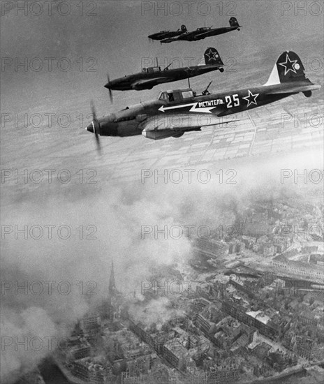 World war 2, ilyushin il-2 stormoviks in flight.