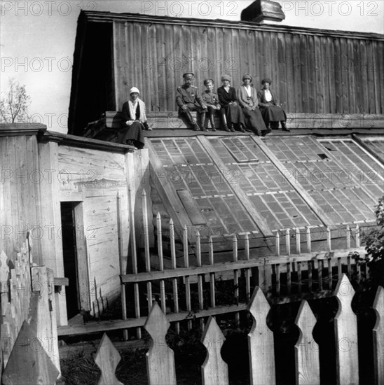 tsar nicholas ll with his family (son, alexei and daughters, olga, maria, anastasia and tatiana) on the roof of the house in tobolsk where they were held in 1918 before being transferred to yekaterinberg (sverdlovsk) to be shot.