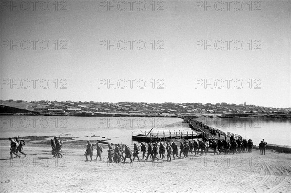 Stalingrad, september 1942, the crossing of the akhtuba river, volga’s left branch, world war two.