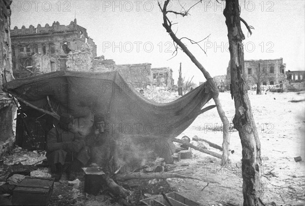 World war 2, battle of stalingrad, two red army soldiers having a meal during a break in the action, 1943.