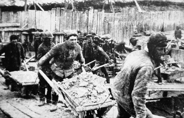 Deported peasants and political prisoners used as slave labor to build the white sea - baltic canal (belomarkanal) in northern european russia, ussr, 1932.
