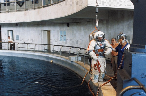 Soviet cosmonaut alexander viktorenko training in the hydro-laboratory of the gagarin training center for the soyuz tm-8 mission, 1988.