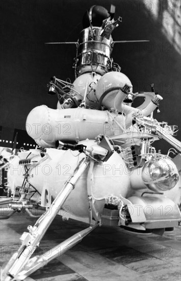 Soviet moon lander, luna 16, 1970.