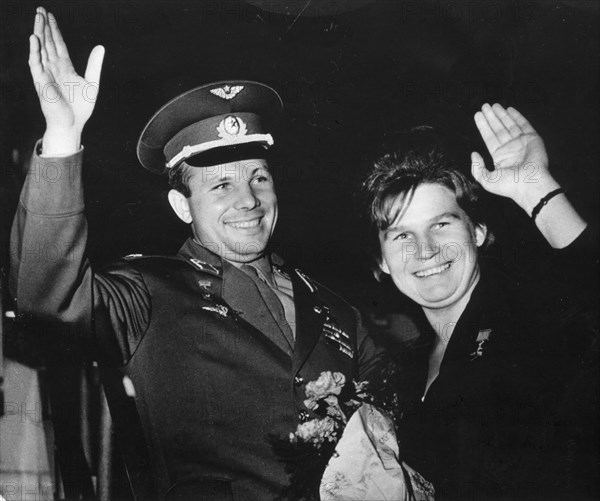 Soviet cosmonauts yuri gagarin (vostok 1) and valentina tereshkova (vostok 6), 1963.