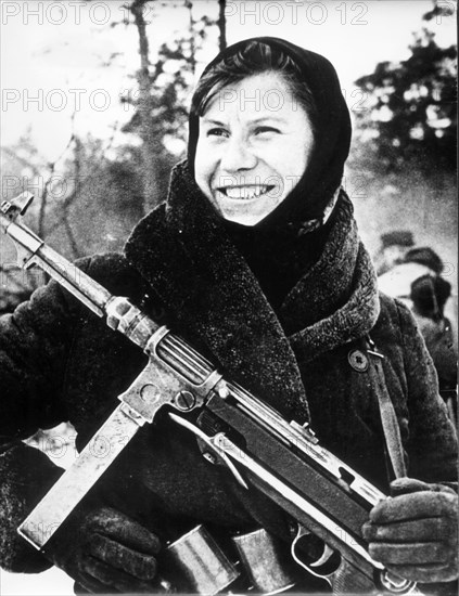 Soviet partisan nastya with a captured german machinegun, 1943.