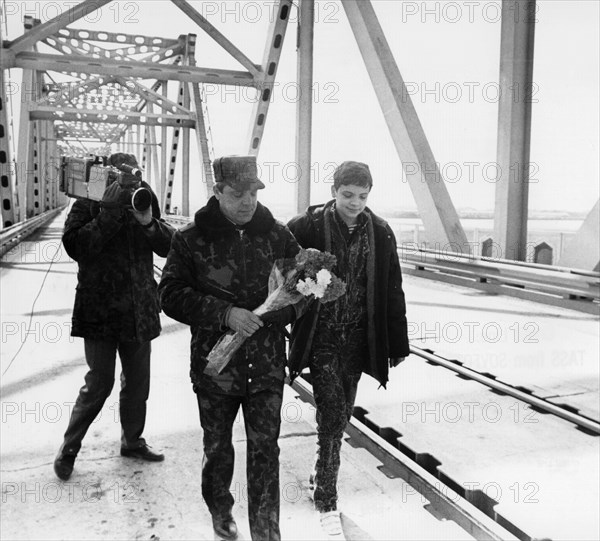 Withdrawal from afghanistan, lieutenant general b, gromov, the last soviet soldier to cross the soviet-afghan border along the 960m long bridge over the amudarya river near the town of termez, uzbekistan on february 15, 1989, he is being met by his son, maxim.