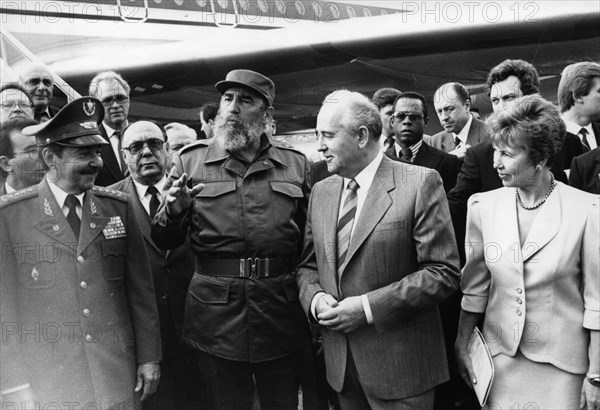Fidel castro, head of the communist party of cuba (left) meeting mikhail gorbachev, general secretary of the cpsu with his wife, raisa at the havana airport, havana, cuba, april 1989.