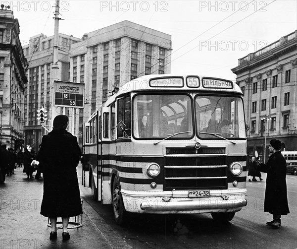 A new zil-158 bus on the central stadium line making a stop at sverdlov square in moscow, ussr, december 1956.