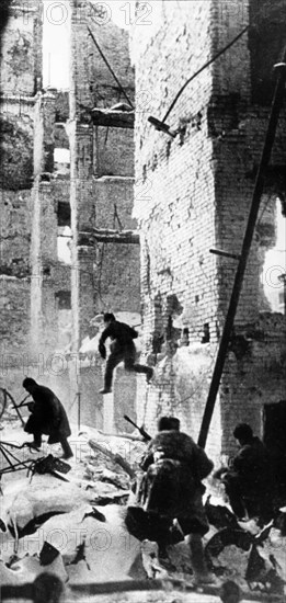 Street fighting in stalingrad in 1942.