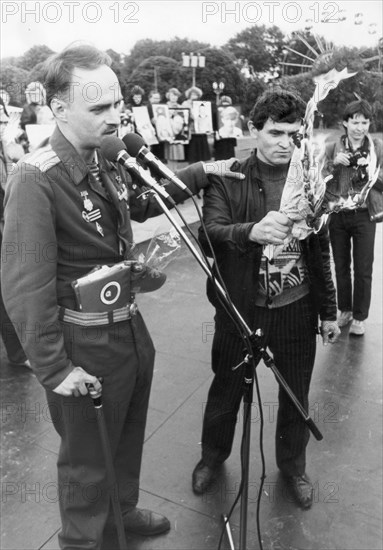 Major n, petrov, a veteran of the afghan war, and his friend burn an issue of the 'krasnaya zvezda' (red star) newspaper, the official organ of the ussr ministry of defense, in protest against the newspaper's coloring the truth about life in the soviet army, the protest was organized by soldiers' mothers in june 1990.