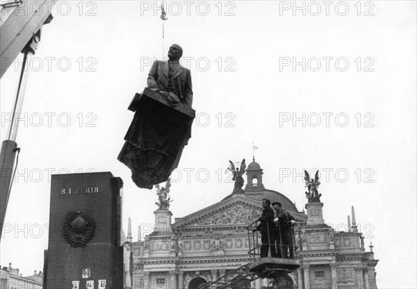 Statue of v, i, lenin is dismantled in lvov city center, ukraine, september 15th 1990, fall of communism.