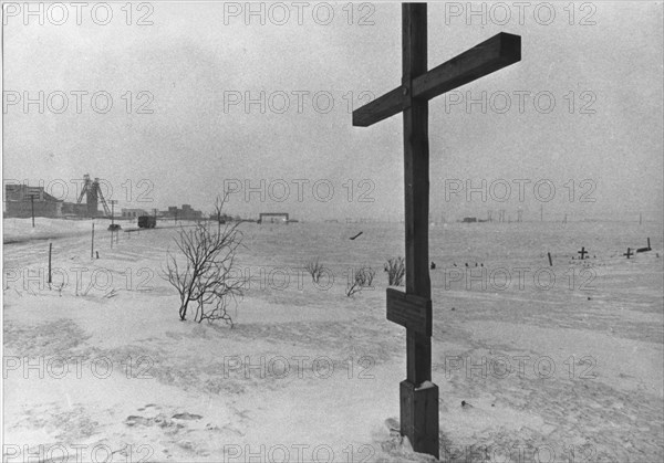 A wooden cross erected on the site of a mass grave near vorkuta, komi region, ussr, graves of victims of stalin era repression, gulag, photo taken march 1991.